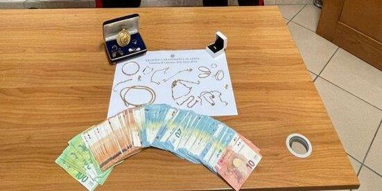 Laghi di Sibari, domestica svaligia un’abitazione: bottino da 50mila euro