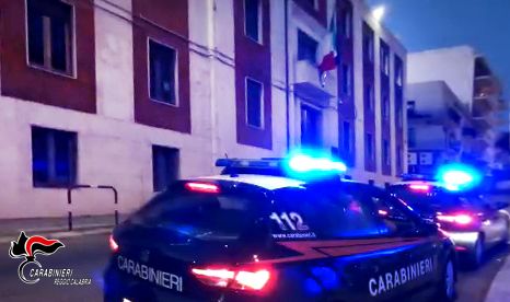 Shock in una Rsa nel Reggino, anziana maltrattata e umiliata: arrestato un operatore