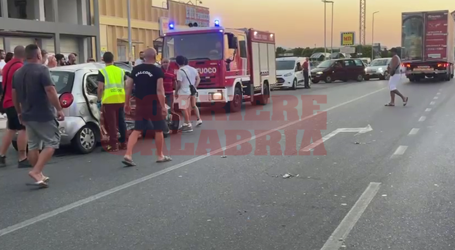 Scontro tra due auto sulla SS106, morta una donna a Crosia – VIDEO