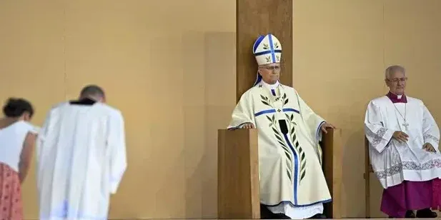 Il Papa ai francesi: «Non nascondete la fede»