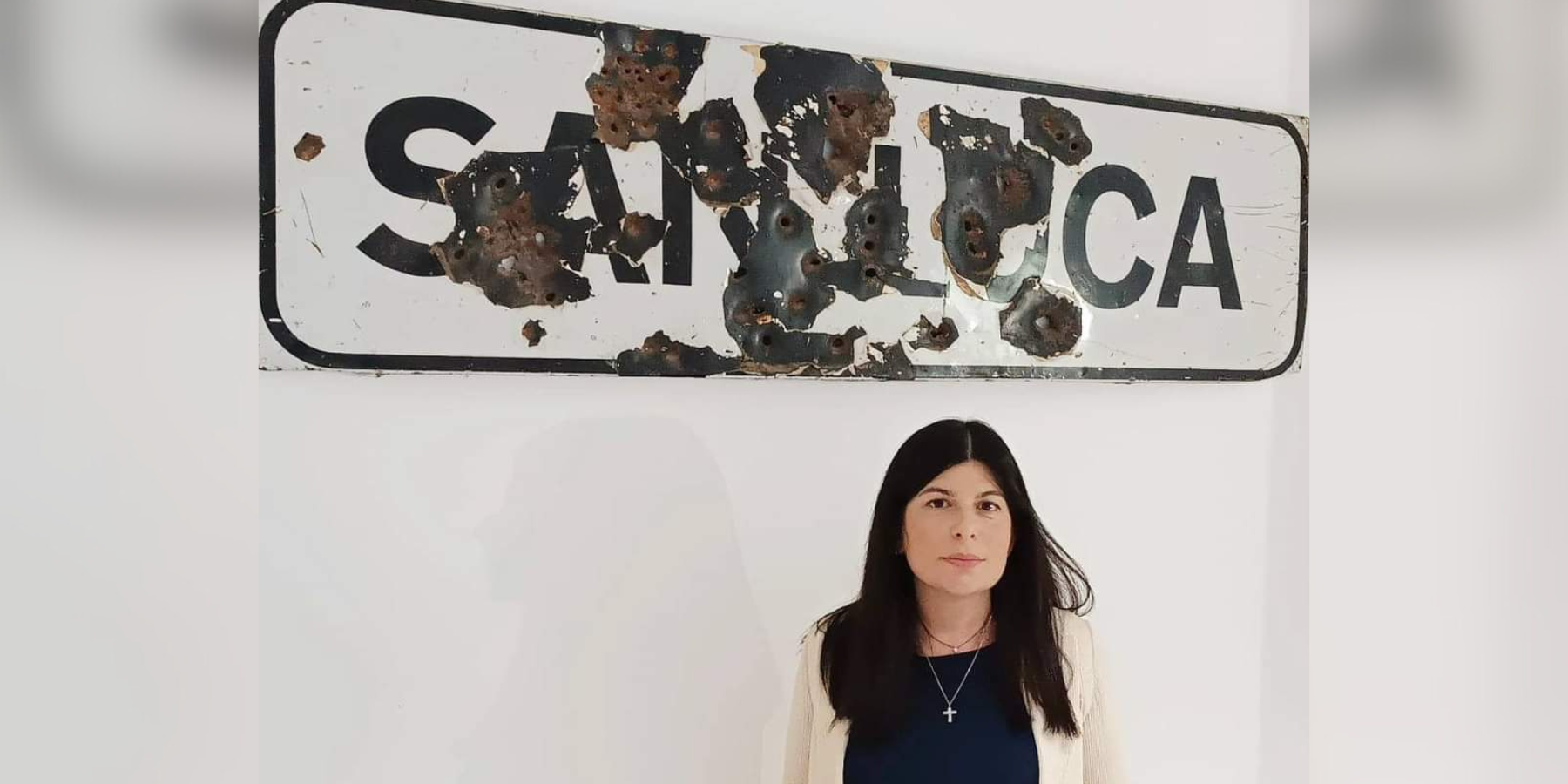 L’Antimafia in gita a San Luca con foto ricordo sotto al cartello sforacchiato dai colpi