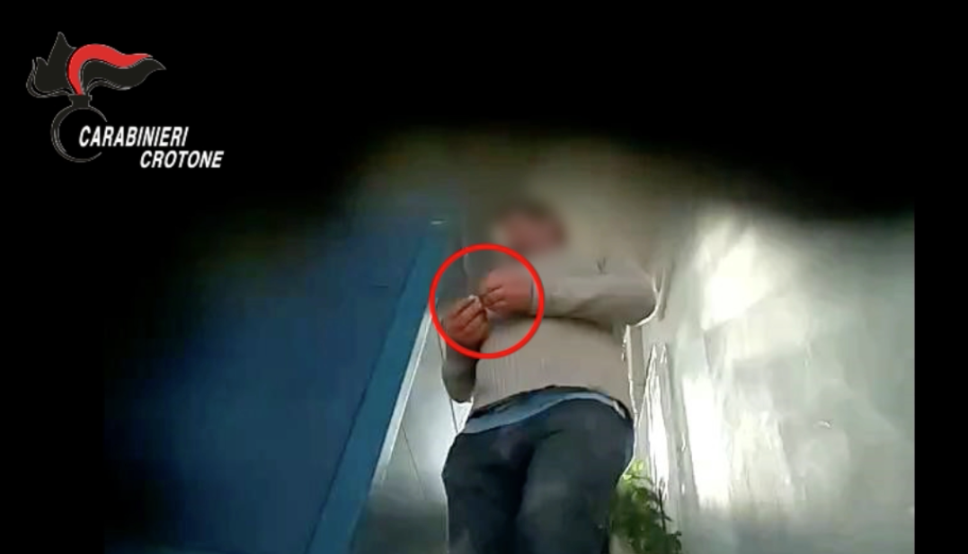 Scoperto un supermarket della droga nella periferia di Crotone, quattro arresti – VIDEO