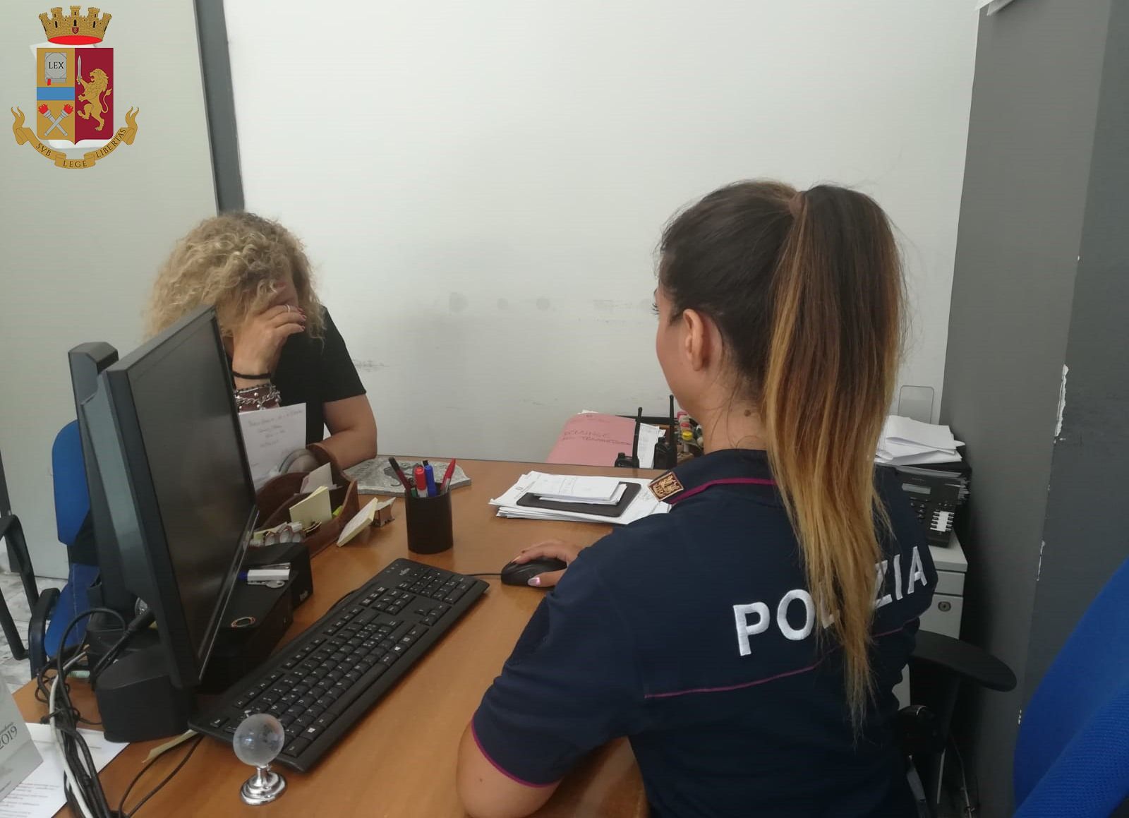 Picchia la moglie davanti alle figliolette, arrestato dalla polizia a Reggio