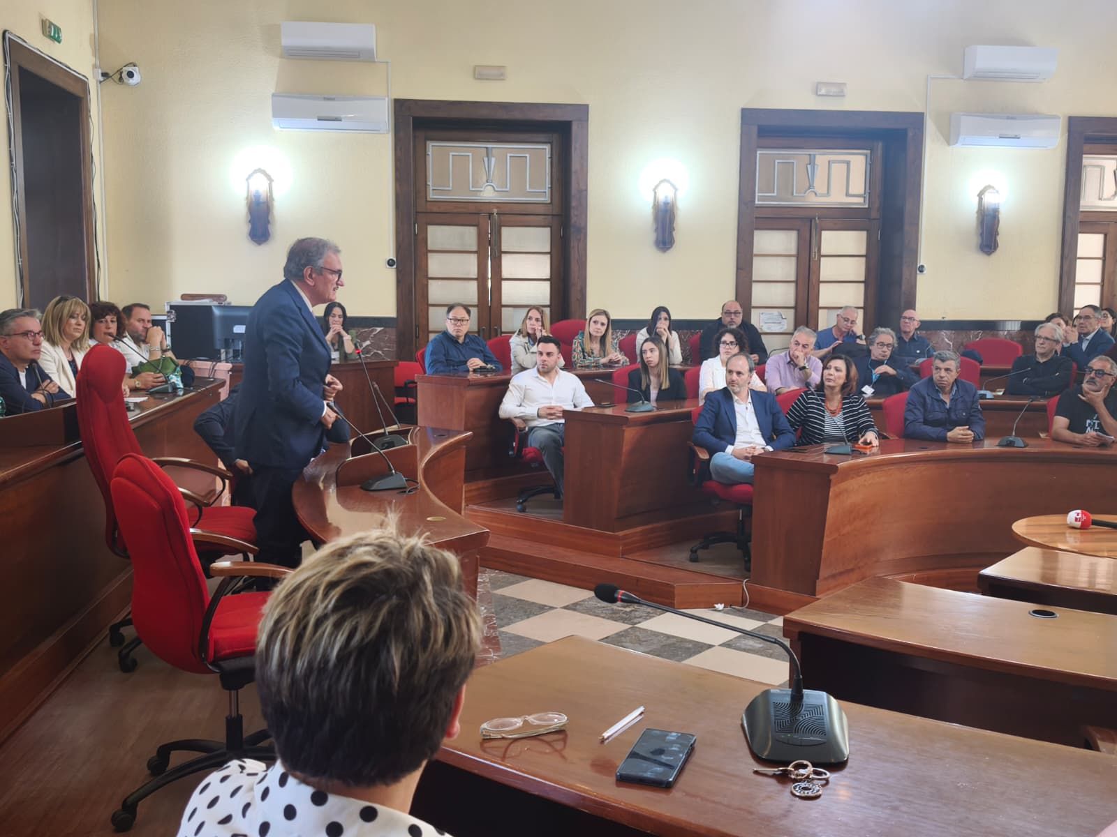 Vibo, aggressioni e minacce a Palazzo Luigi Razza. I dipendenti fanno fronte comune: «Nessun passo indietro»