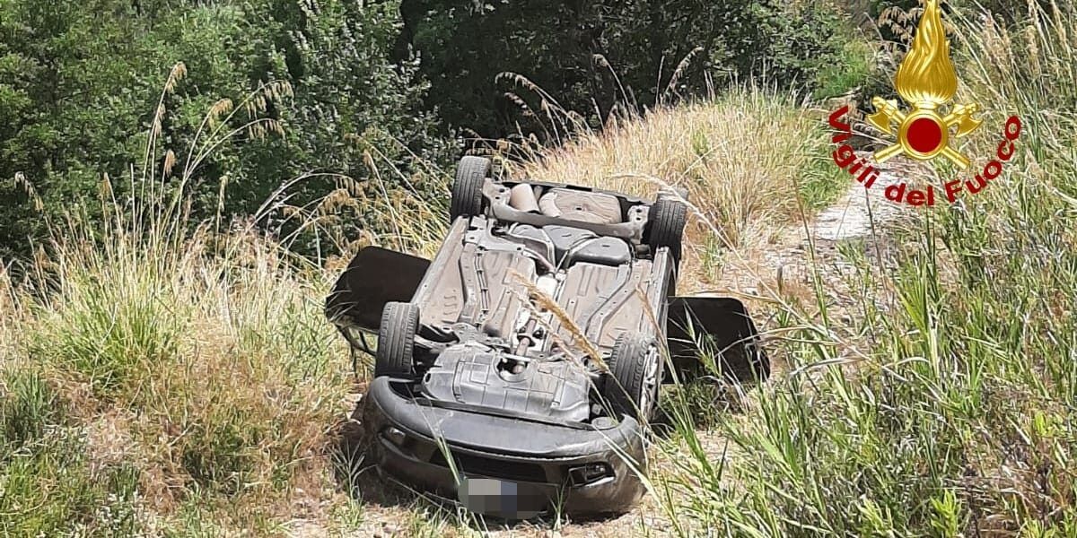 Auto finisce in una scarpata nel Catanzarese, ferito il conducente