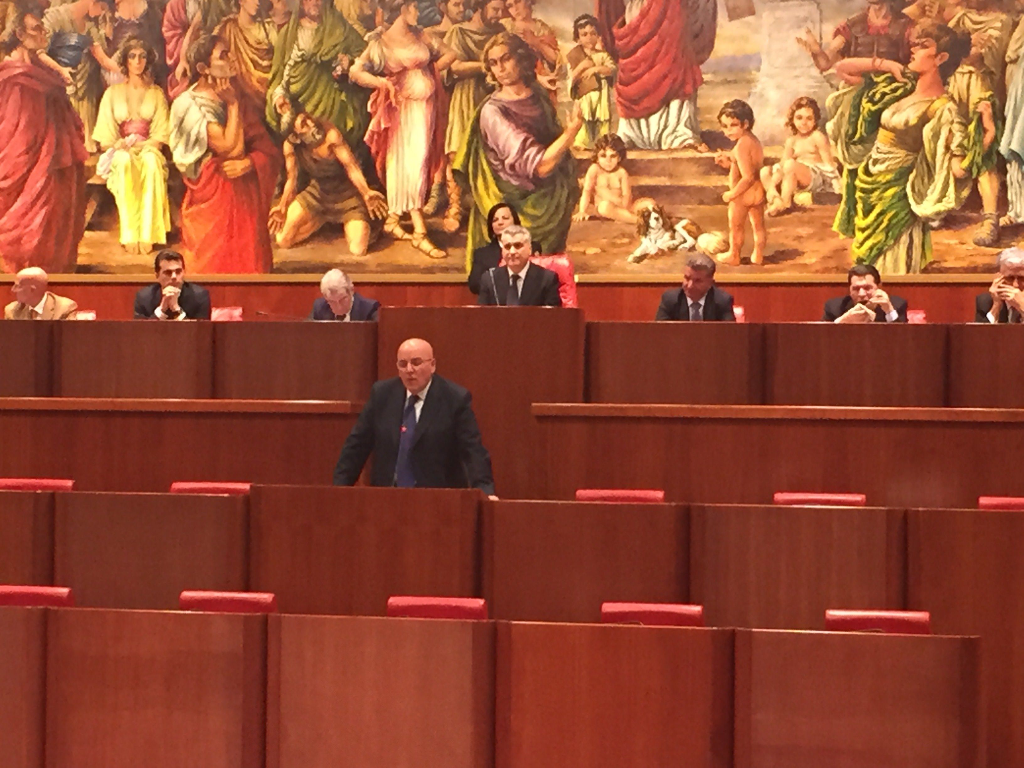 Consiglio al lavoro: dimezzati gli stipendi dei dirigenti