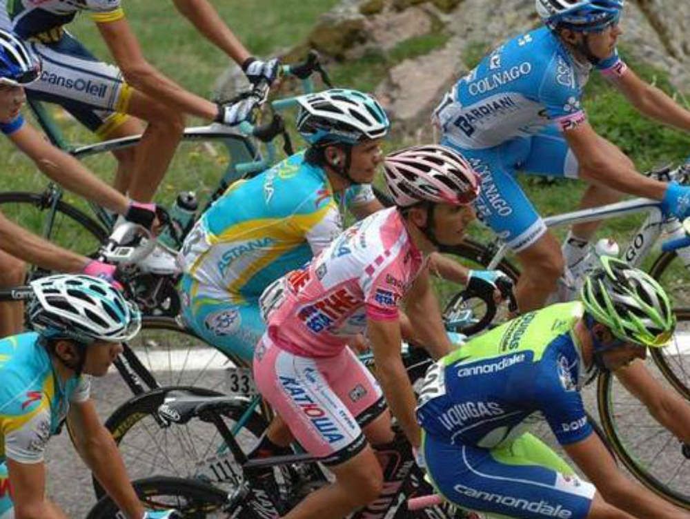 Giro d`Italia: dodicenne investita da un`ambulanza
