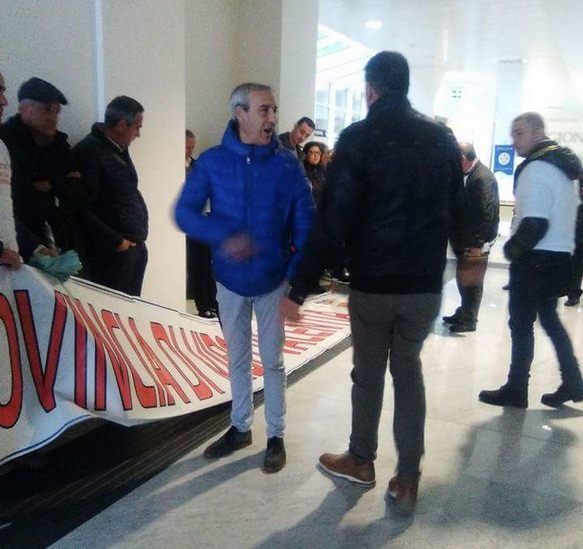 La protesta dei dipendenti della Provincia di Vibo si sposta alla Cittadella