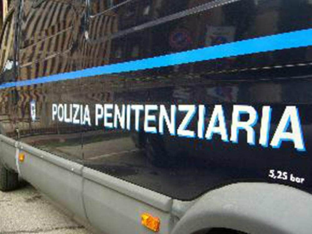In fiamme l’auto di un agente di Polizia penitenziaria