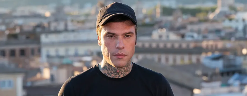 Aggredisce i fan fuori da una discoteca, denunciato Fedez