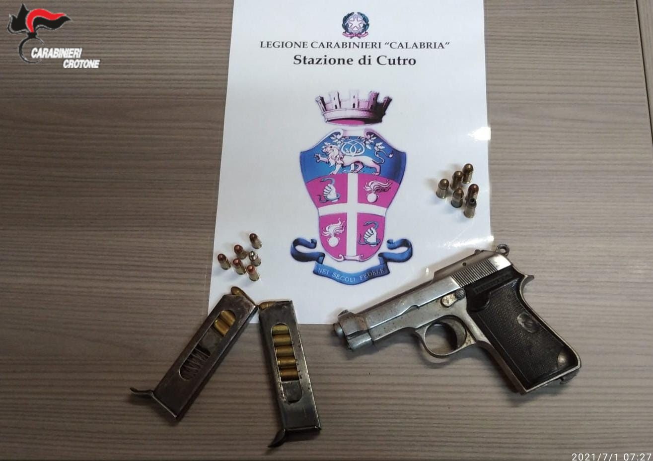 Spedizione punitiva a Cutro, uno degli indagati in possesso di pistola e cartucce