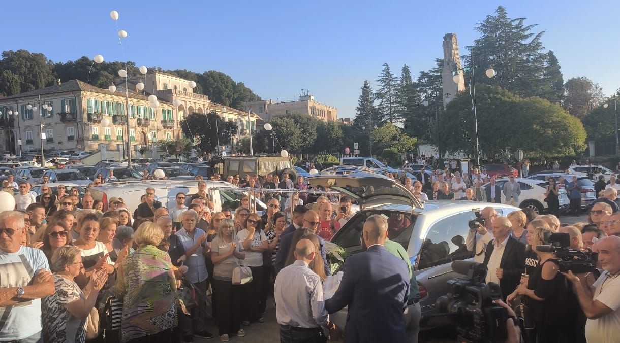 Vibo, folla commossa per l’ultimo saluto a Francesco Mirabelli. «Un dolore immenso» – VIDEO