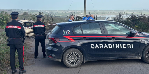Auto bruciata con dentro resti umani