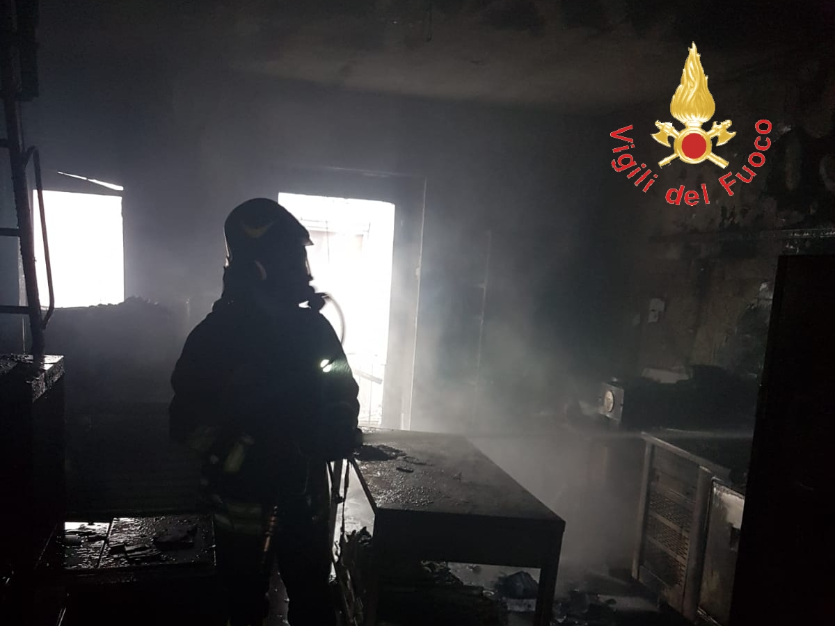Pasticceria in fiamme a Sersale