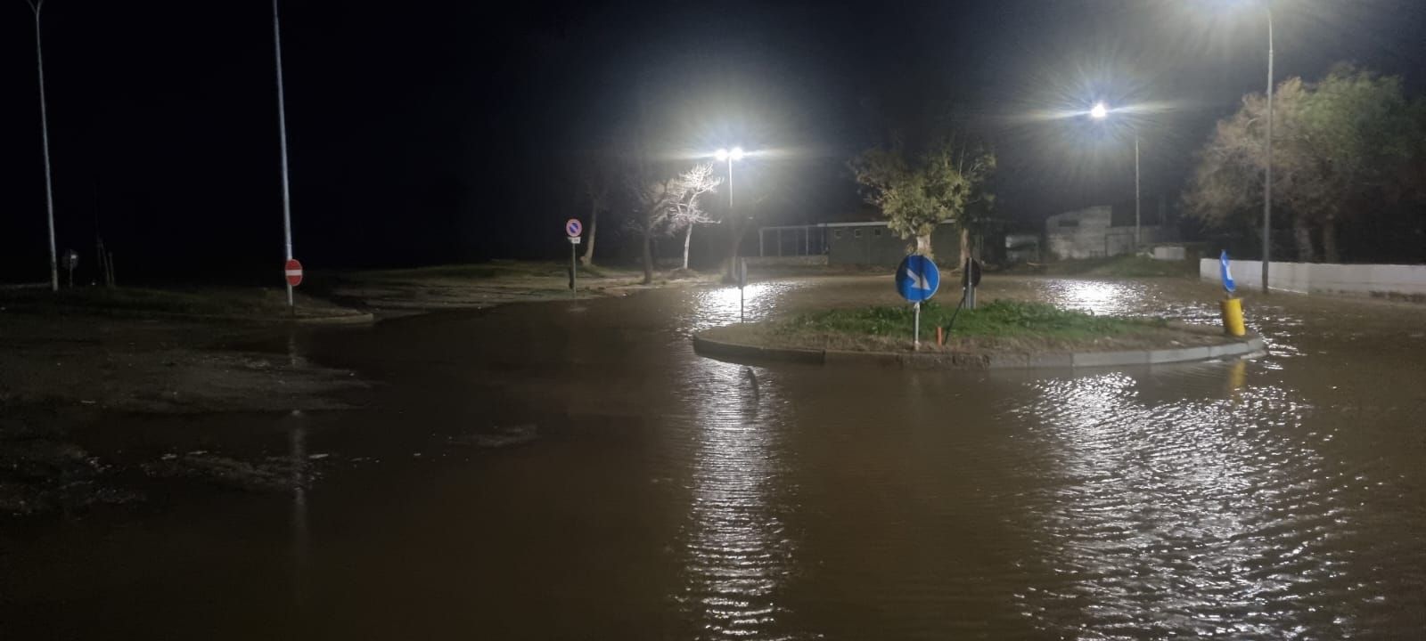 Nuova mareggiata a Nocera Terinese, il sindaco: «Situazione insostenibile, intervenga la Regione»