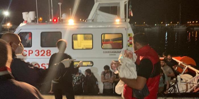 Migranti, due sbarchi nella notte tra Seminara e Roccella Jonica – VIDEO