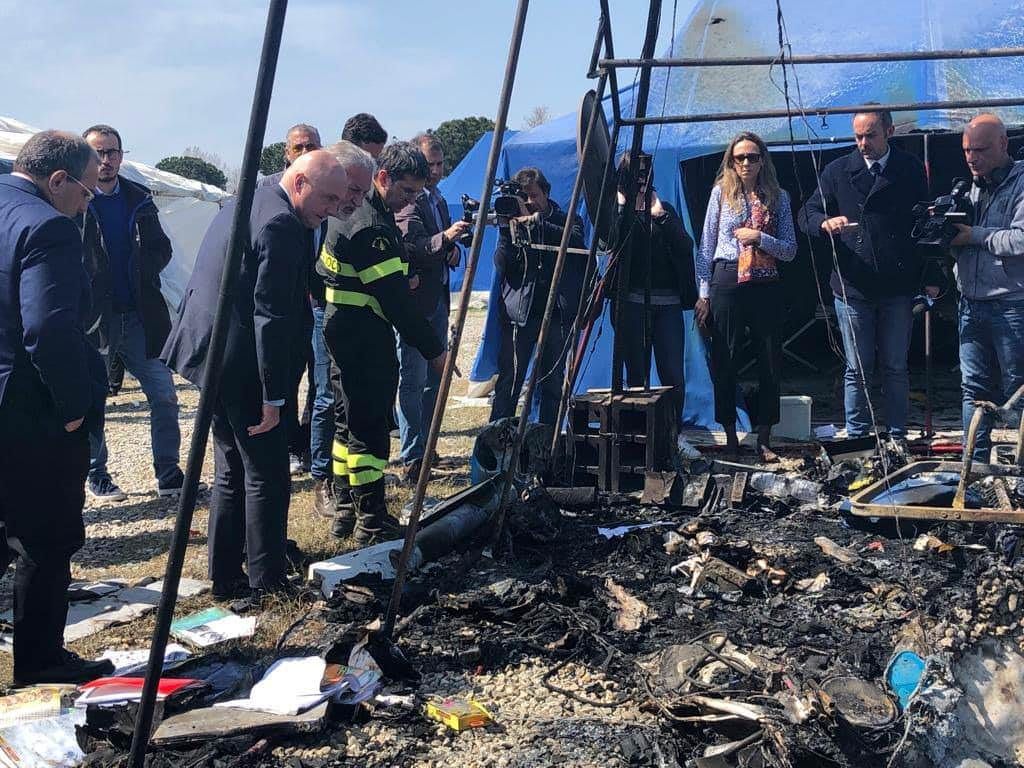 Il rogo mortale nelle tende ignifughe, indaga la Procura – VIDEO