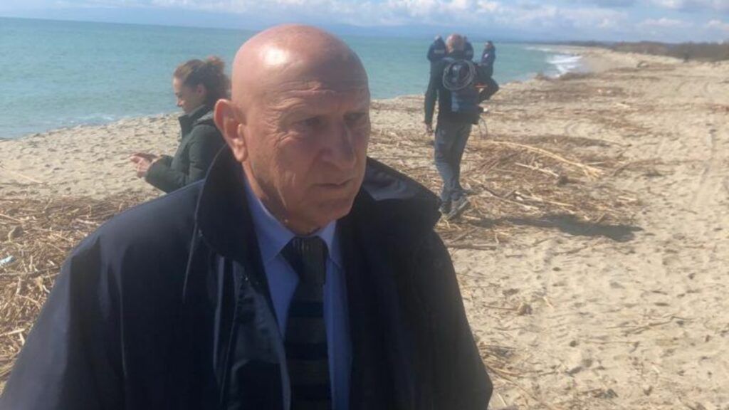 Il sindaco di Cutro: «Spero ritroveremo tutti i corpi. Dico sì a un cimitero islamico»