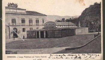 Cosenza, quando nel centro storico (che oggi crolla) c’erano più di 10 teatri