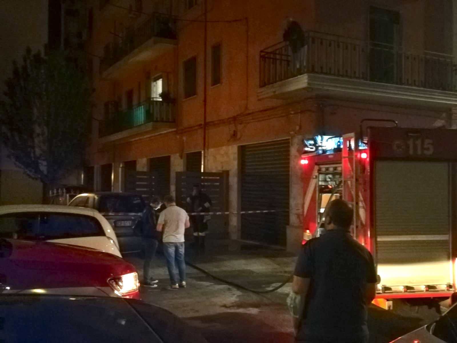 Cosenza, forte boato in centro: esplodono due automobili -VIDEO