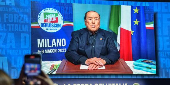 Berlusconi in video dal San Raffaele: «Sono qui per voi»