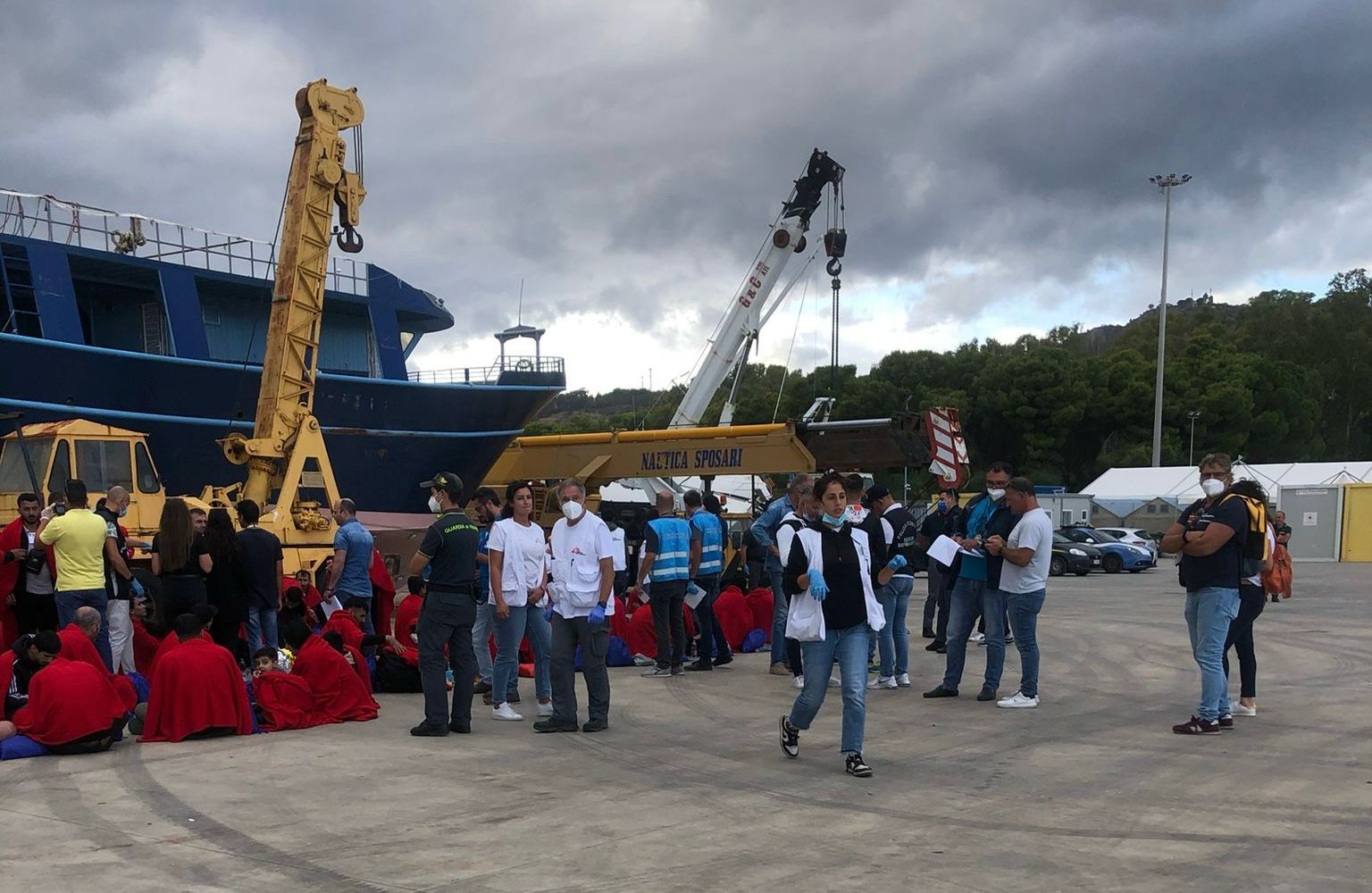 Sbarchi senza fine nella Locride, 80 migranti a Roccella – FOTO