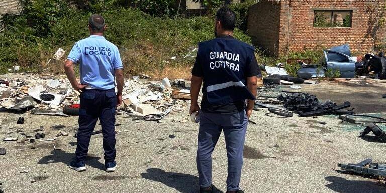 Sequestrata a Catanzaro una discarica abusiva di 15 mila metri quadrati