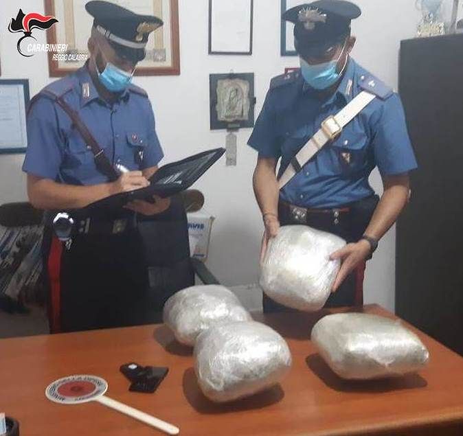 Quasi 5 chili di marijuana occultati nel trolley. In manette un 26enne