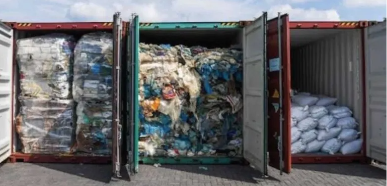 I container di rifiuti nel porto di Salerno. «Operazione opaca»