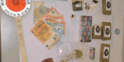 Il kit per lo spaccio e la droga conservati in lavatrice, 21enne in arresto a Crotone