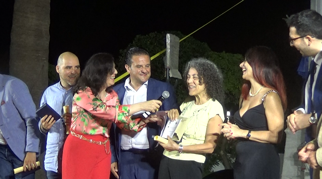 Maria Grazia Calandrone vince il premio letterario “Mario La Cava”. Emozioni e cultura a Bovalino – VIDEO