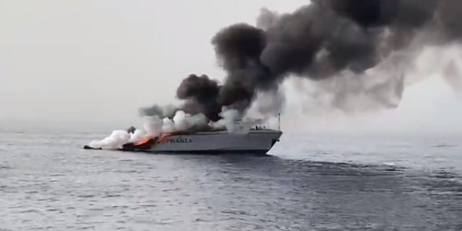 Affonda unità navale delle fiamme gialle dopo un incendio: incolumi i militari a bordo