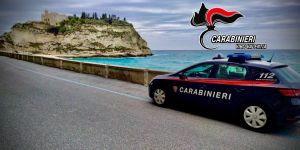 Tropea, uomo in escandescenza aggredisce i Carabinieri e prende a testate l’auto di servizio