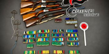 Trappole vietate per catturare fauna selvatica, ritirati a un “cacciatore” di Fabrizia cinque fucili e 233 munizioni