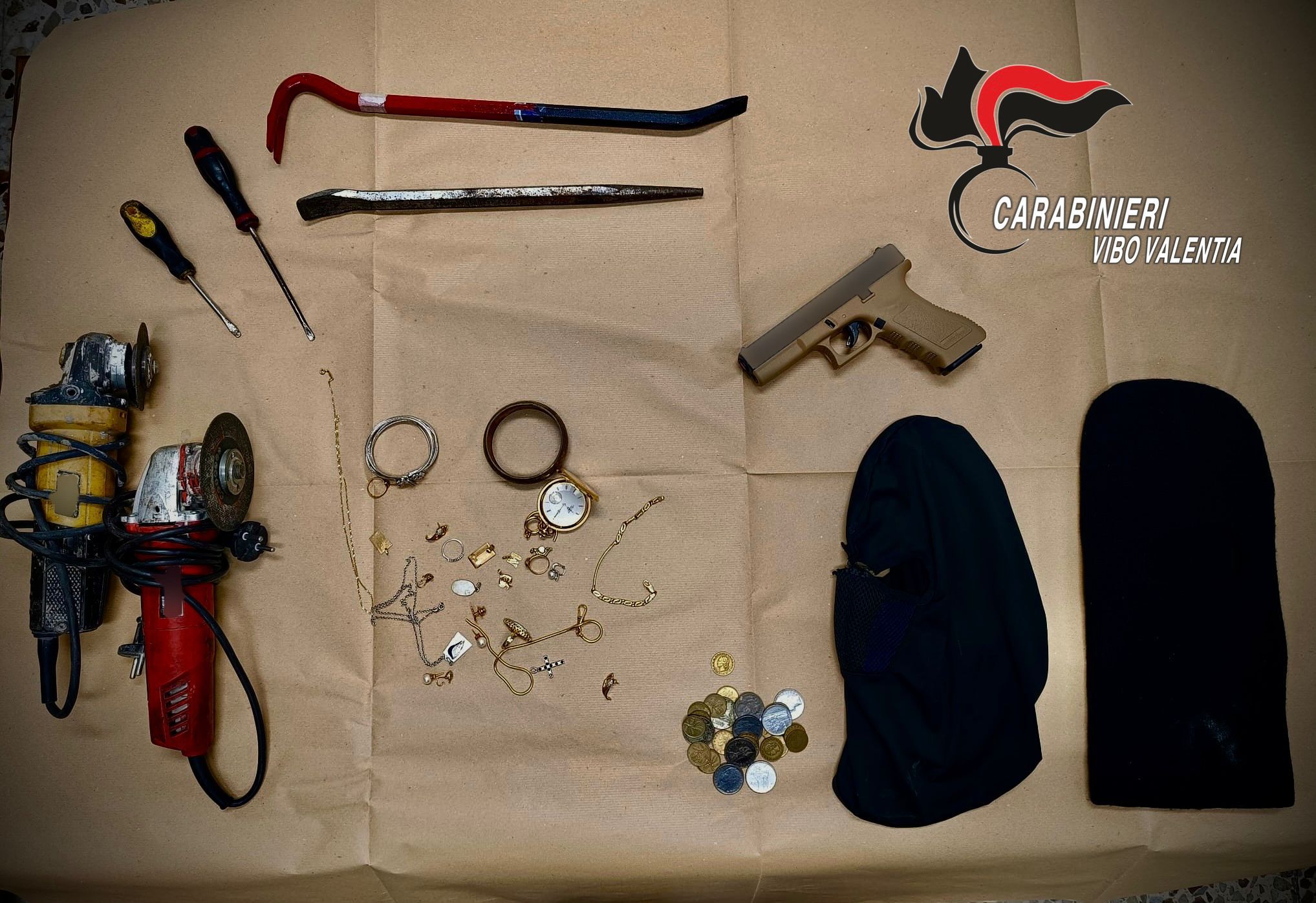 Ricettazione, due fermi nel Vibonese. In auto avevano piedi di porco e gioielli rubati