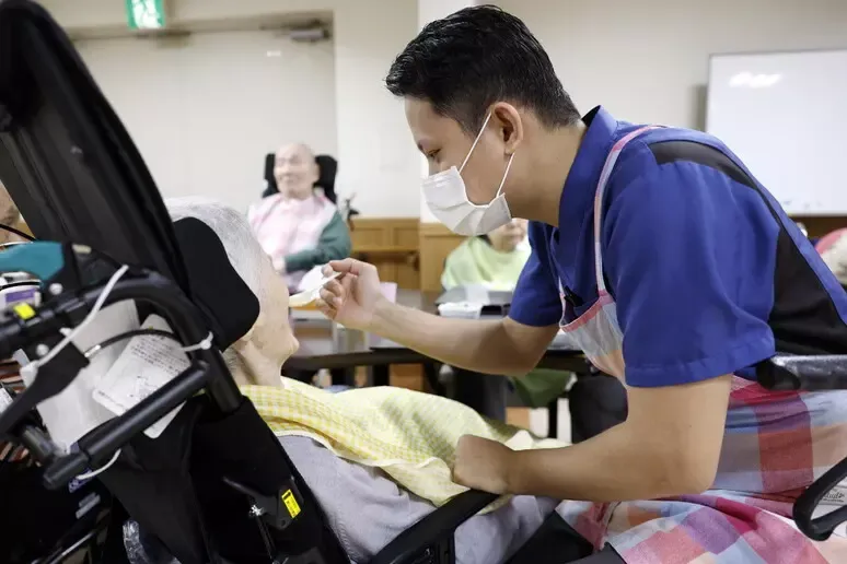 Welfare, se nell’Emilia “gemellata” con la Calabria arriva la card per i caregiver