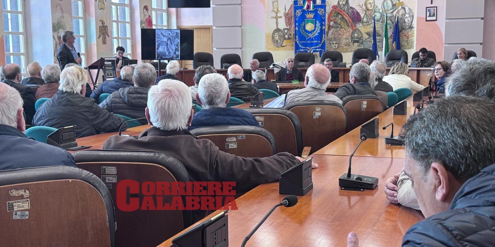 L’omaggio di Cosenza a Biagio Lecce, simbolo di impresa e passione sportiva. «Ora una strada per ricordarlo» – FOTO E VIDEO