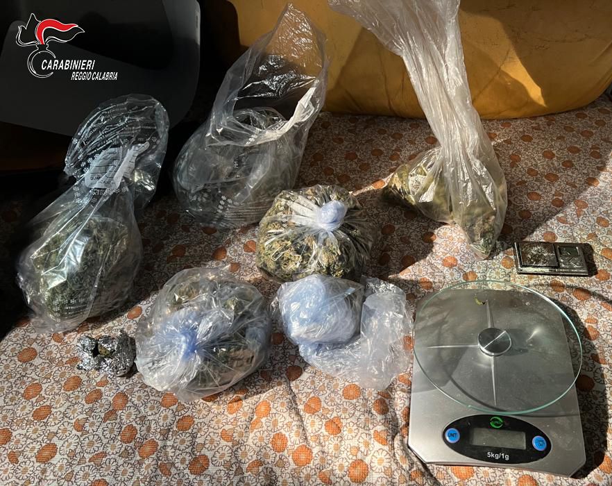 Reggio, 31enne arrestato: aveva in casa 400 grammi di marijuana