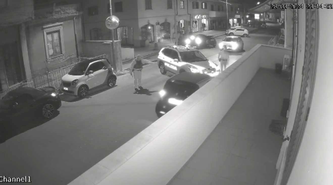 Follia a Reggio Calabria, non si ferma all’alt e si schianta contro auto della Polizia – VIDEO