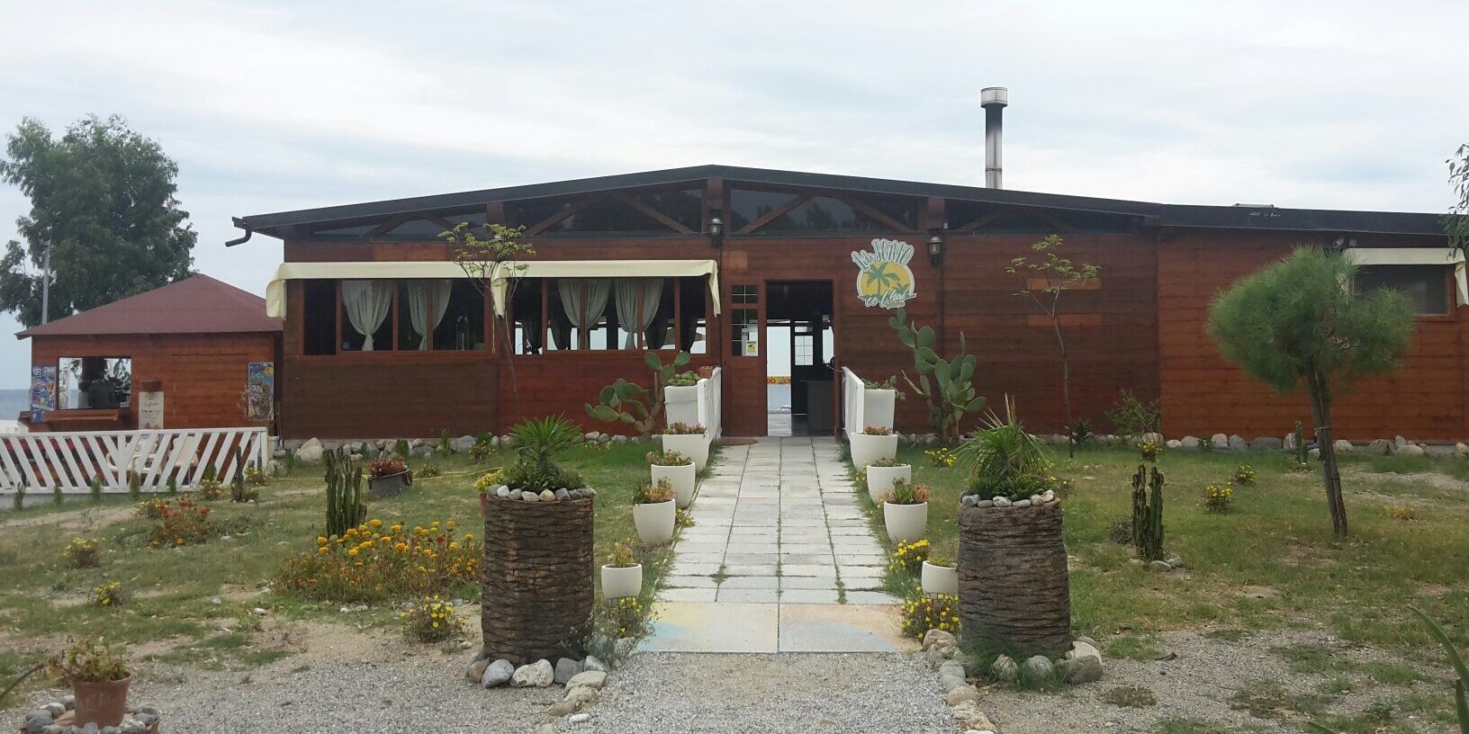 «So tutti i movimenti che fai». Le “minacce” del poliziotto ai gestori del Lido Jonio