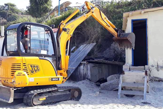 Ricadi, abbattuto un immobile abusivo. Falvo: «Anche così si combatte la 'ndrangheta»