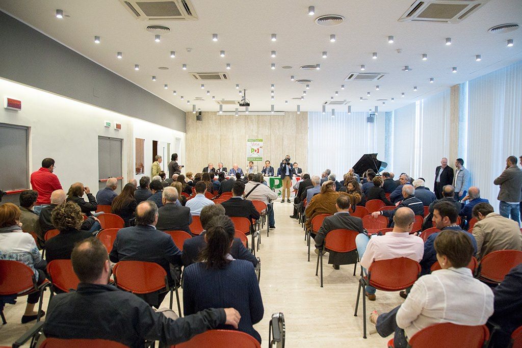 Catanzaro, presentata la lista Pd. Niente bagno di folla per Oliverio