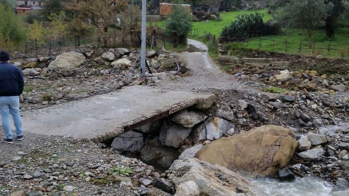Cede un ponte, 9 famiglie isolate a Platì