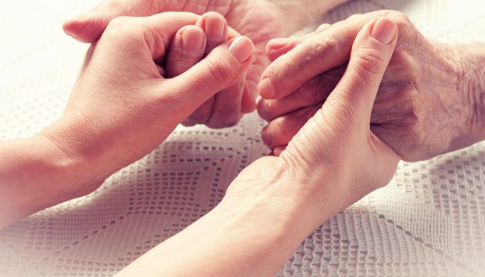 Caregiver familiari, «più diritti e sostegni per chi si prende cura dei più fragili»