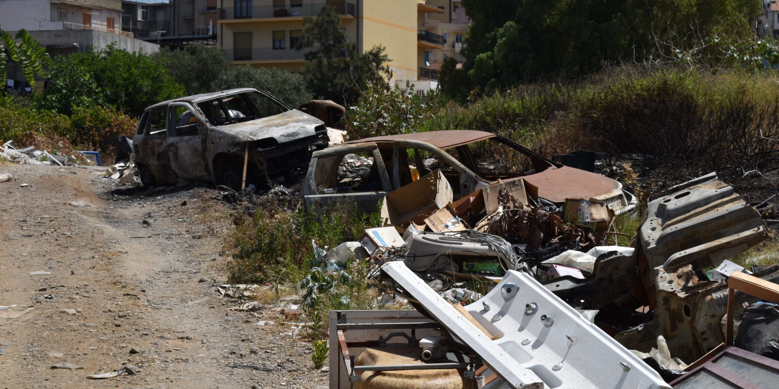 Reggio, l’ex Polveriera e la periferia divenuta discarica. «Alloggi idonei negati alle famiglie»
