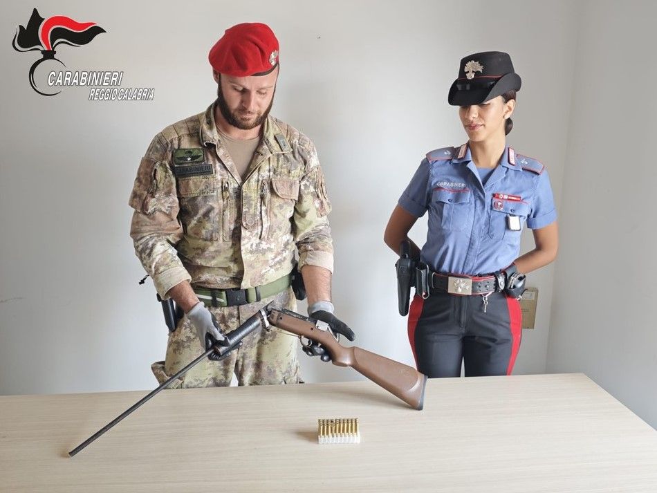 Arma clandestina nascosta tra le rocce nel Reggino, sequestrata dai Carabinieri