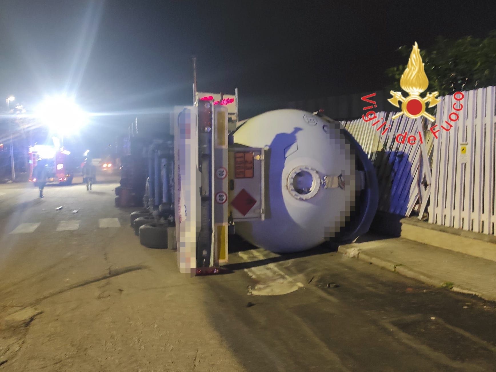 Autocisterna contenente gas si ribalta, evacuate alcune abitazioni a Rende – FOTO