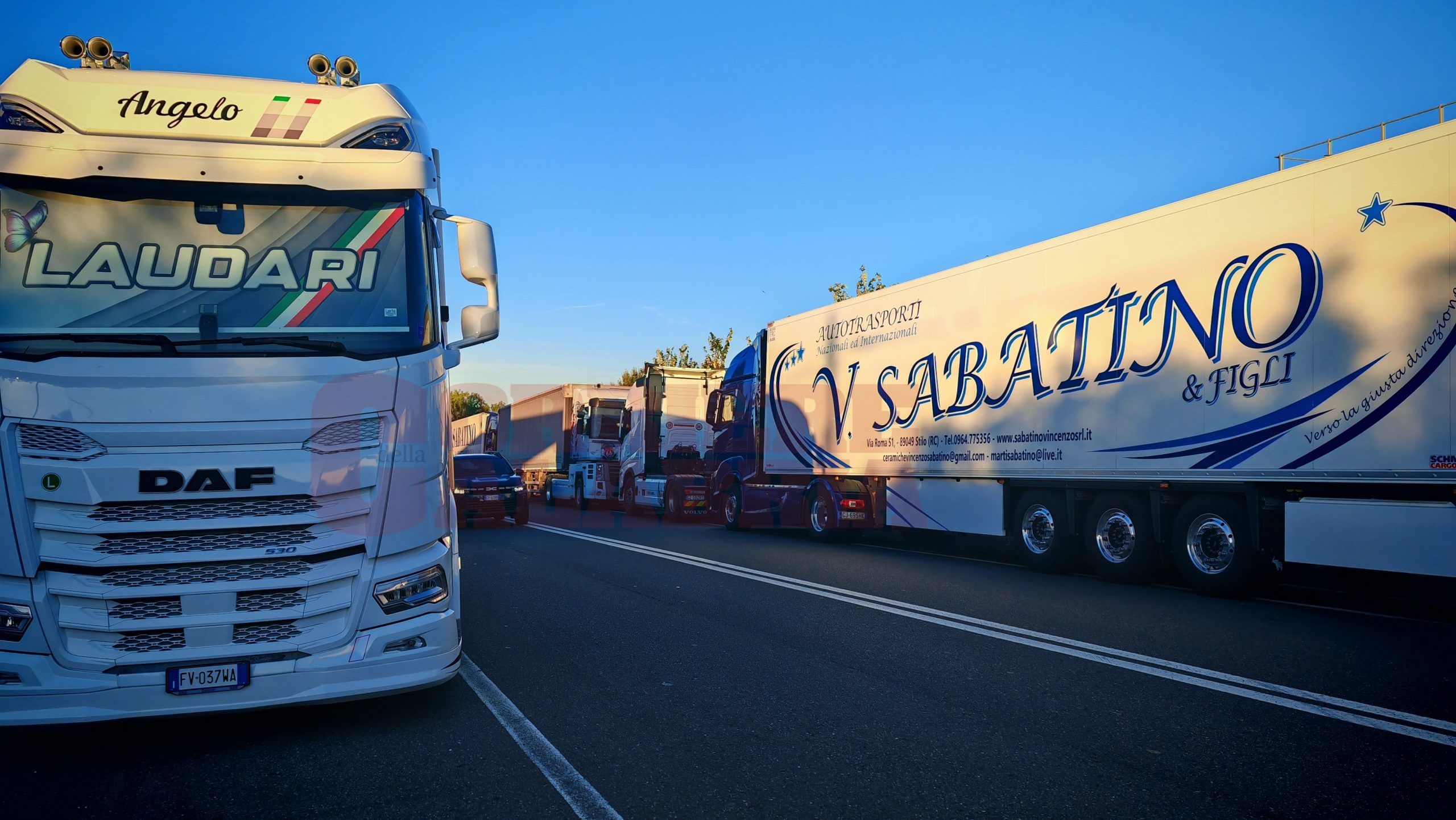 Protesta dei tir tra Lamezia e Gizzeria, mezzi ancora in fila e traffico rallentato – FOTO E VIDEO