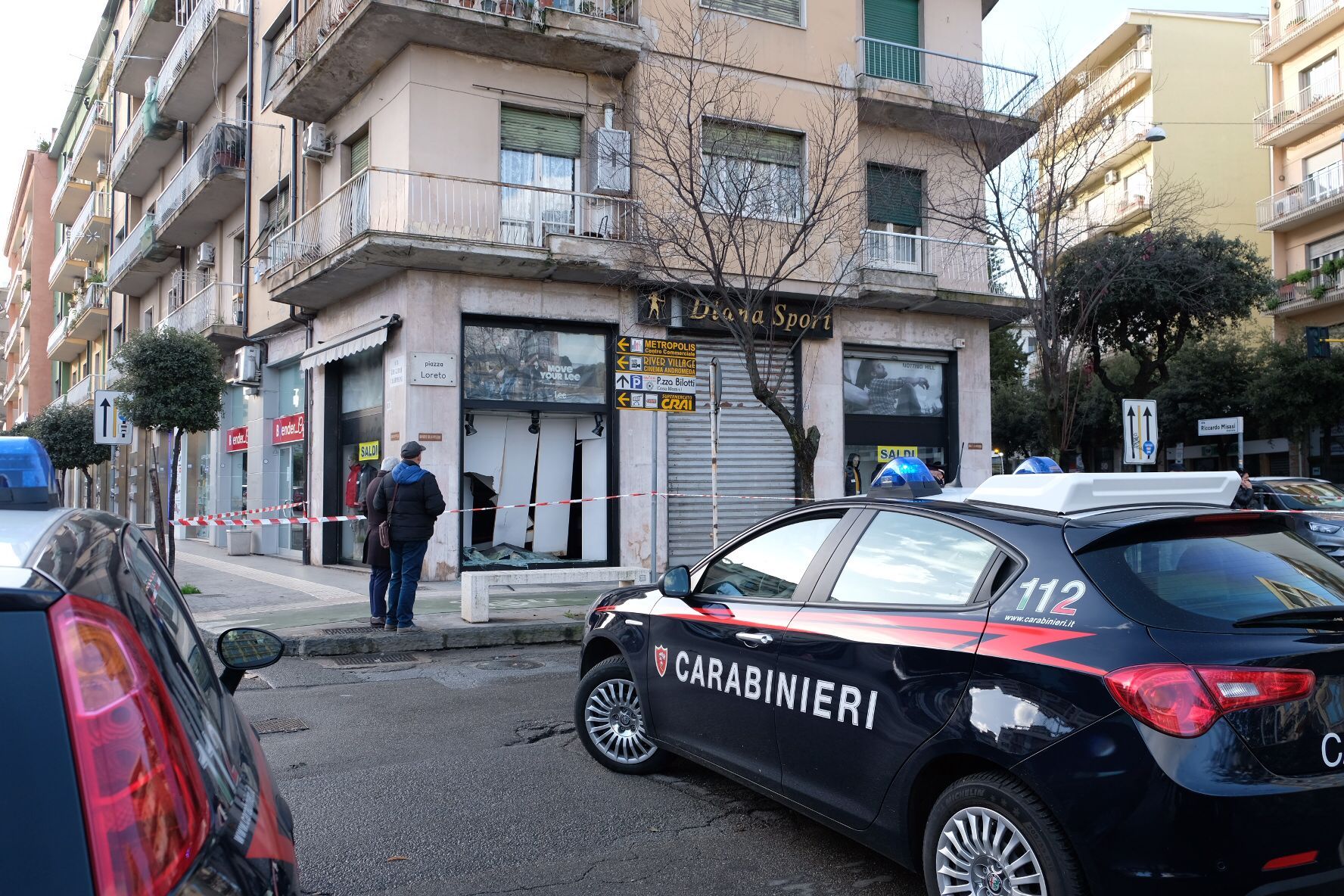 Cosenza, furto in un'armeria: rubati fucili, pistole e munizioni