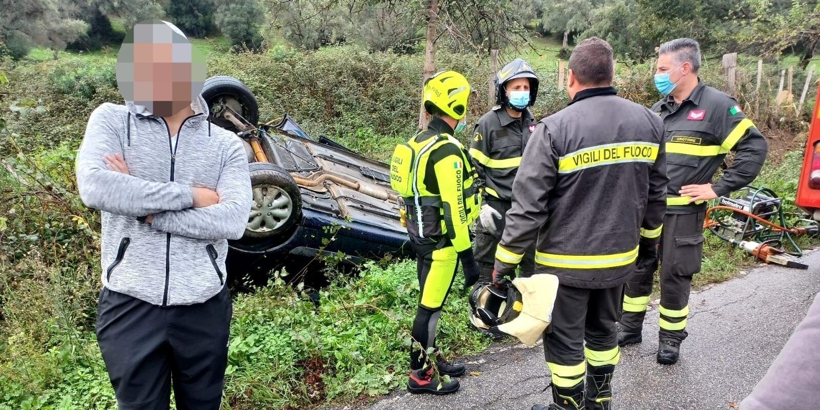 Auto si ribalta a Cirò, vigili estraggono 64enne dalle lamiere